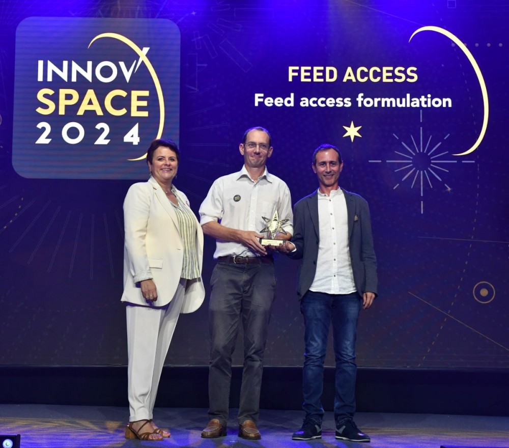 Edouard Bault et Stephane Louan recoivent un Innov'Space pour leur application de formulation Feed access 